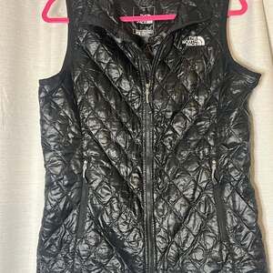 The North Face Women's ThermoBall Trekker Black Quilted Full Zip Vest